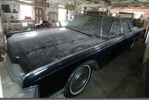 Забытый на 14 лет в гараже: на продажу выставили Lincoln Continental 1968 года