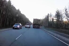 Девушка внаглую вышла на обгон и задела зеркалом встречный автомобиль