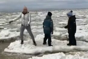 Женщина решила попрыгать с детьми по льдинам во время ледохода