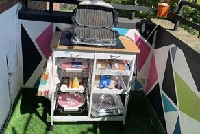 Британцы на карантине превращают свои балконы в мини-дачи и мини-курорты