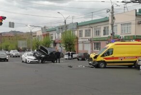 В Чите внедорожник столкнулся со скорой и залетел на легковушку