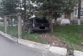 «Волга» протаранила забор у пожарной части в Рыбинске