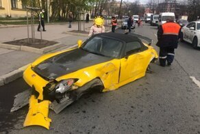 Паренёк прокатил свою подружку с ветерком, и спортивная Honda теперь вряд ли подлежит восстановлению