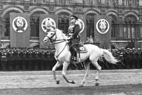 Почему Парад Победы принимал не Сталин, а маршал Жуков?