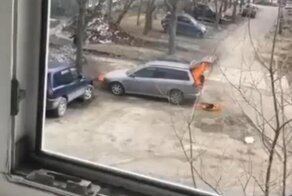 Россиянин отомстил бывшей возлюбленной, спалив средь бела дня ее машину