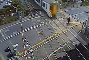 Нетерпеливый британец чуть не попал под поезд