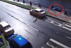 В Петербурге водитель  улетел в Фонтанку, но сумел выбраться из тонущего авто