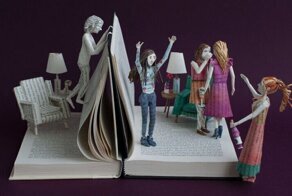 Художница создает скульптуры из книжных страниц