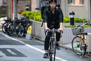 От медалей к педалям: японский олимпийский фехтовальщик устроился работать в Uber Eats