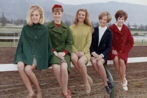 Девушки в мини-юбках из 1960-1970-х годов
