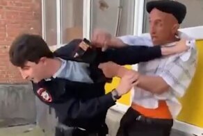 Одноногий дебошир против полицейского