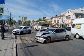 Авария дня. В Челябинске в ДТП из такси через окно вылетела пассажирка