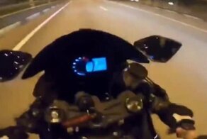 В Сочи девушка на мотоцикле решила погоняться с автомобилем и попала в серьезное ДТП