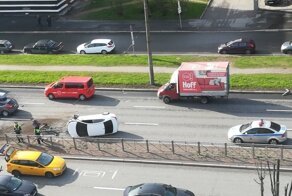 Белый Kia исполнил пируэт в Санкт-Петербурге