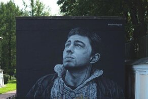 В Петербурге вандалы залили краской граффити с Сергеем Бодровым