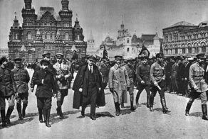 Почему на Красной площади 7 ноября проводились парады?