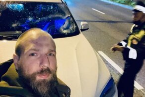 В Чебоксарах праздничный флагшток разнес лобовое стекло движущемуся BMW