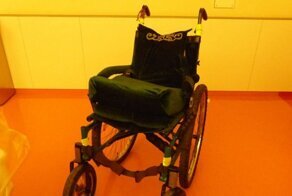 Мужчина привез в больницу мертвую женщину в инвалидной коляске и удалился