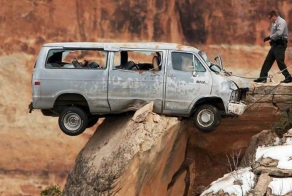Вылетел с горной дороги (4 фото)