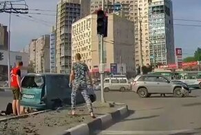 Авария дня. В Новосибирске женщина вылетела из окна «Мазды»