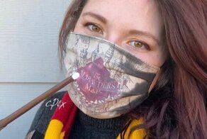 Девушка мастерит маски, на которых проявляется Карта Мародёров
