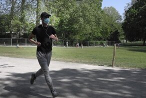 Китаец попал в больницу после пробежки в маске