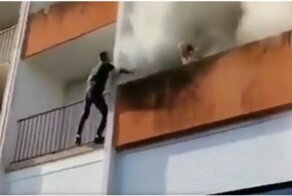 Спасение дедушки из охваченной огнем квартиры