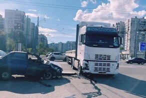 В Петербурге парень, уходя от преследования, врезался в фуру, но не растерялся и попытался убежать