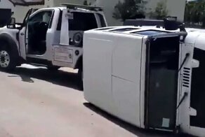 Хозяйка Jeep Wrangler потерпела неудачу, пытаясь соскочить с эвакуатора