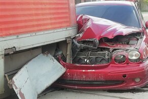 В Бийске водитель Jaguar врезался в трамвай на путях