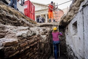 Уличный провал в Риме открыл древнюю брусчатку