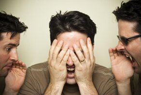 На заре голоса зовут меня: почему возникают слуховые галлюцинации?