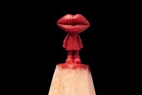 Художник берет обычные карандаши и превращает их в шедевры