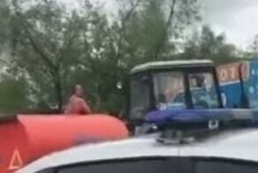 Нескучные выходные: в Москве задержали голого бегуна по рельсам, обливавшего краской прохожих