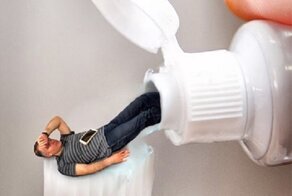 Начальник заснул на работе - подчиненные не упустили случая поглумиться!