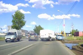 Выбрал, что подешевле! Водитель фургона отправил «Жигули» в столб