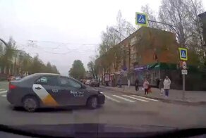 В Сыктывкаре «Опель» столкнулся с такси и вылетел на тротуар