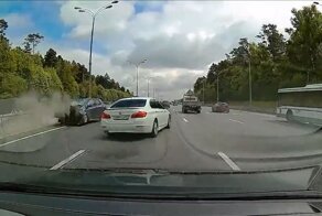 На МКАД прыткий водитель BMW отправил автомобилистку в отбойник