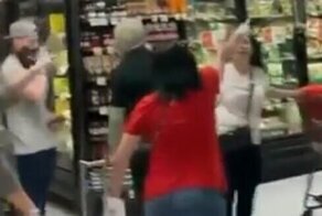 "Выметайся отсюда!": из нью-йоркского супермаркета выгнали покупательницу без маски