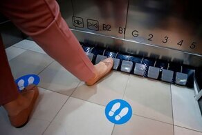 Торговый центр в Таиланде установил педали в лифтах