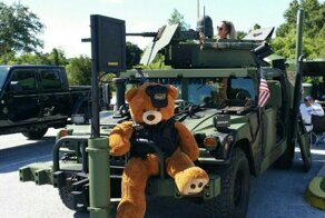 Бронированный армейский внедорожник AM General Humvee с муляжом пулемёта