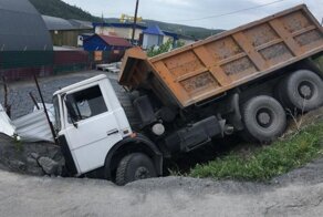 Нелепая смерть: в Челябинской области водитель погиб под колёсами собственного грузовика