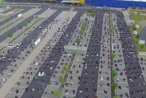 Видео: сотни мусульман собрались на парковке IKEA для молитвы
