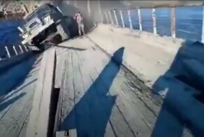 Обрушение моста под грузовиком на Ямале попало на видео