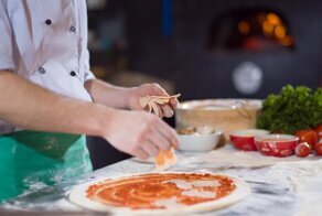 Почему повара готовят пиццу без перчаток?