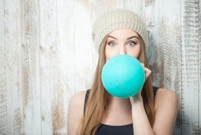 Почему от гелия голос становится таким смешным?