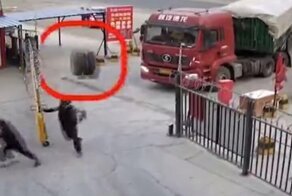 Отлетевшее от большегруза колесо чуть не убило рабочего