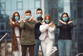 Академик объяснил, чем опасны маски с перчатками