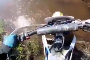 "Я дна не вижу ": фееричная попытка исследовать глубину водоема мотоциклом