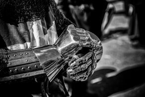 В лучших рыцарских традициях: почему в лицо сопернику бросали перчатку при вызове на поединок?